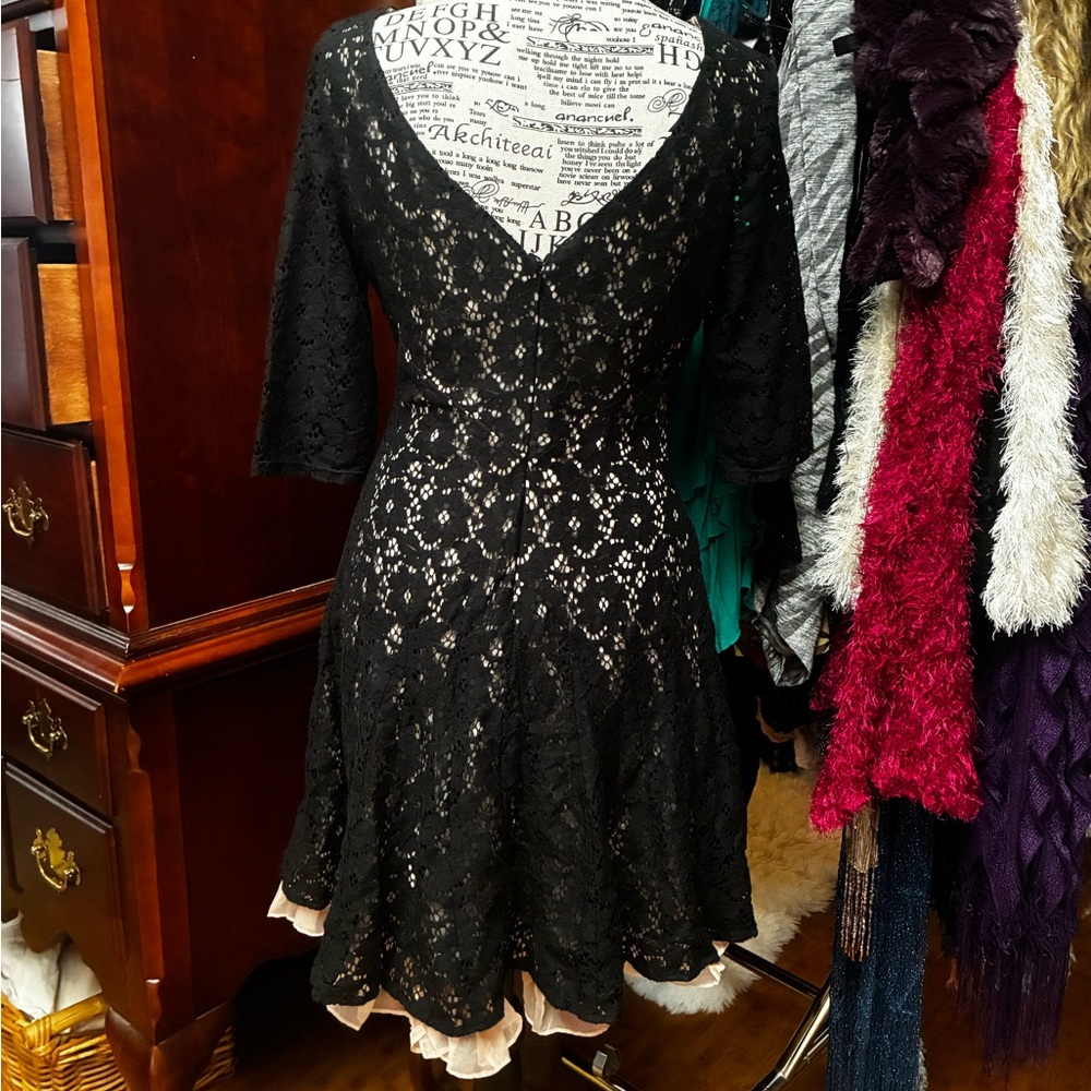 Black and cream lace dress by Betsey Johnson - Picture 2 of 3